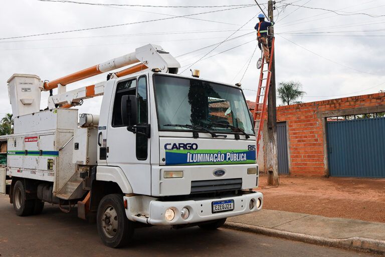 Prefeitura de Nova Olinda Inicia Troca de Lâmpadas Convencionais por LED para Melhorar Iluminação Pública